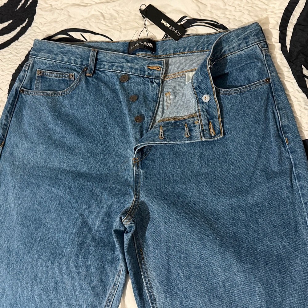 Fashion Nova Women’s Light Blue Relaxed Button-Fly Jeans